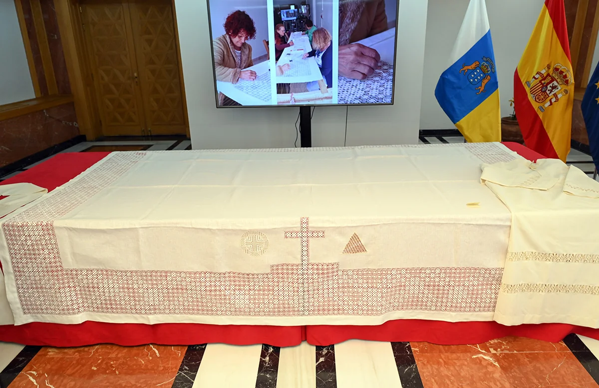 presidencia-confia-a-las-caladoras-de-ingenio-el-regalo-institucional-que-canarias-entregara-al-papa-leon-xiv