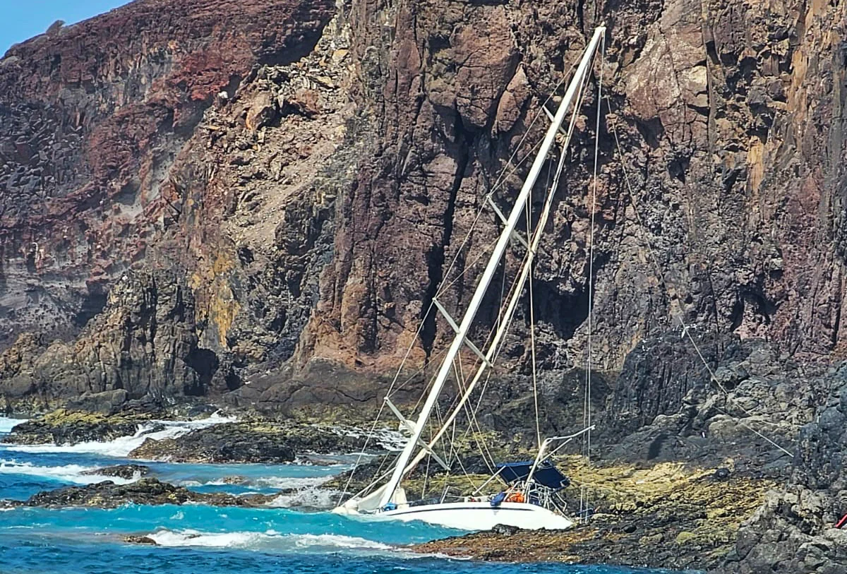 alerta-en-Galdar-por-un-velero-encallado-en-Sardina