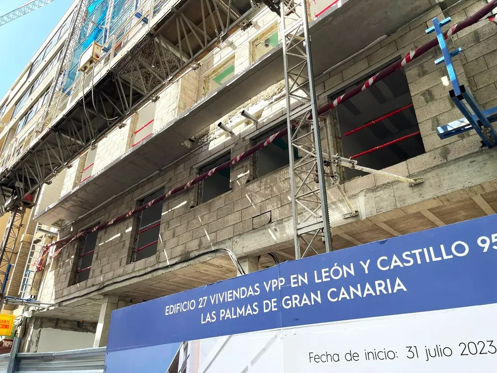 jimena-delgado-asegura-que-obra-27-viviendas-en-calle-leon-y-castillo-lleva-semanas-parada