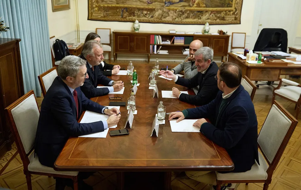 clavijo-y-torres-acuerdan-ultimar-en-diez-dias-un-texto-legislativo-para-el-reparto-de-menores-migrantes