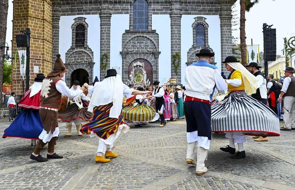 romeria-de-teror-asi-se-baila-una-isa-a-la-virgen-del-pino