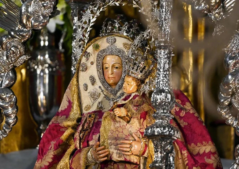 Television-Canaria-emite-en-directo-bajada-Virgen-del-Pino-desde-su-camarin
