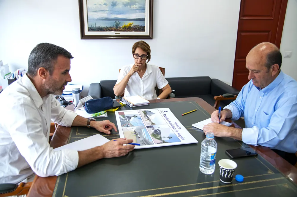 Luis-Becerra-Onalia-Bueno-y-Jose-Francisco-perez-presentan-proyecto-nuevo-polideportivo-arguineguin-en-mogan