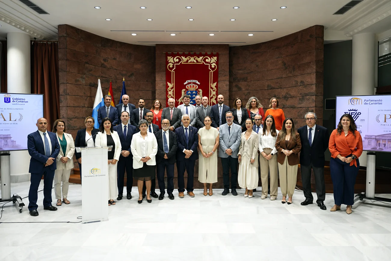 homenaje-a-Federación-de-Futbol-de-Las-Palmas-en-Parlamento-de-Canarias
