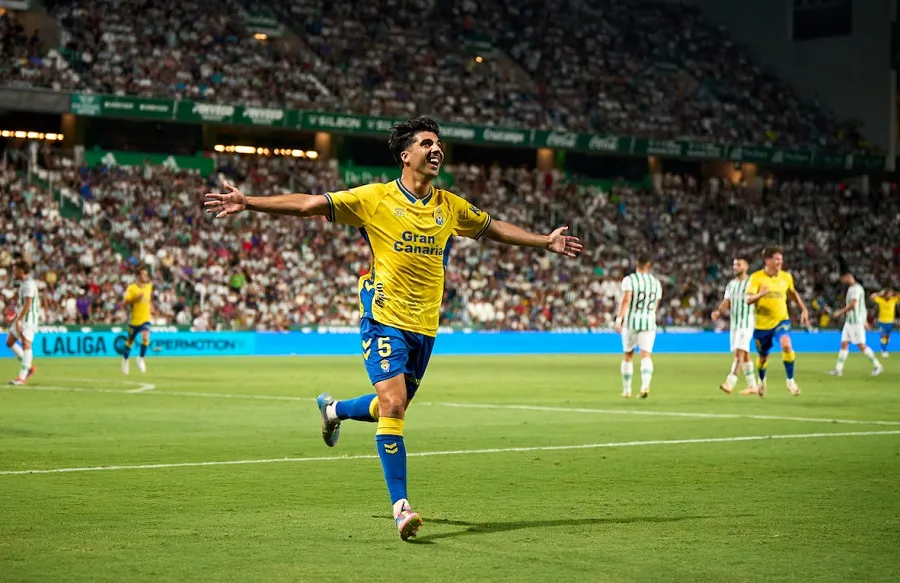 las-palmas-gana-al-cordoba-por-3-1-con-golazo-maradoniano-de-enrique-clemente