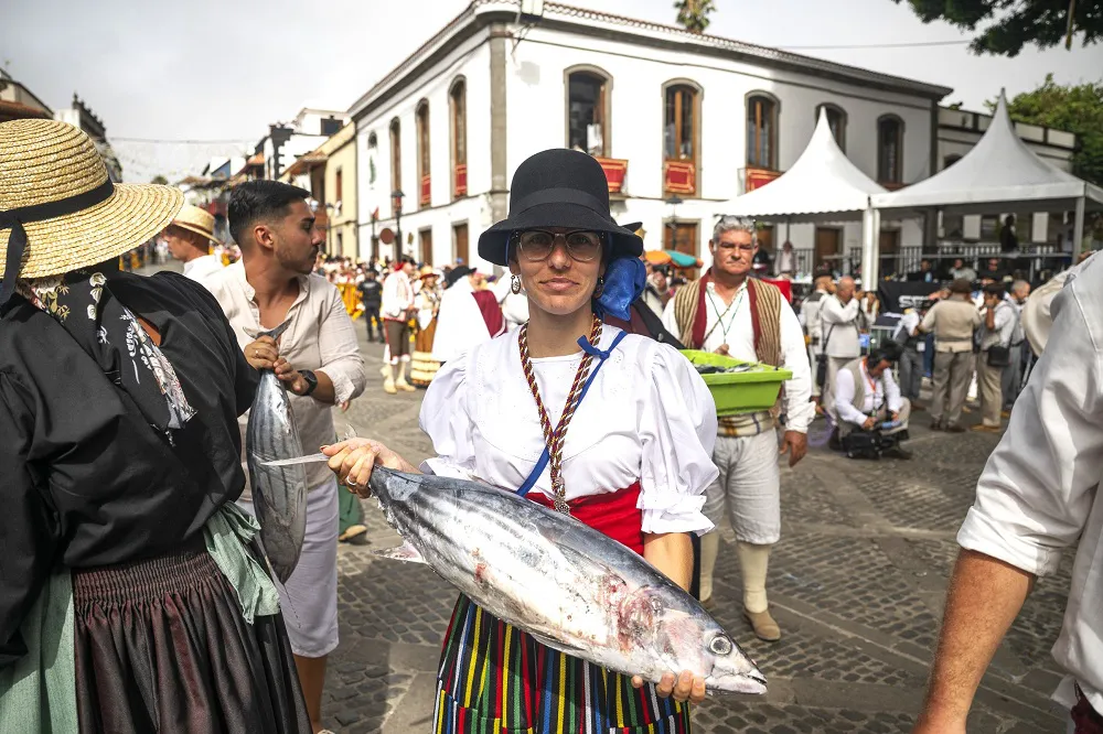 mogan-brilla-en-romeria-del-pino-en-teror_5