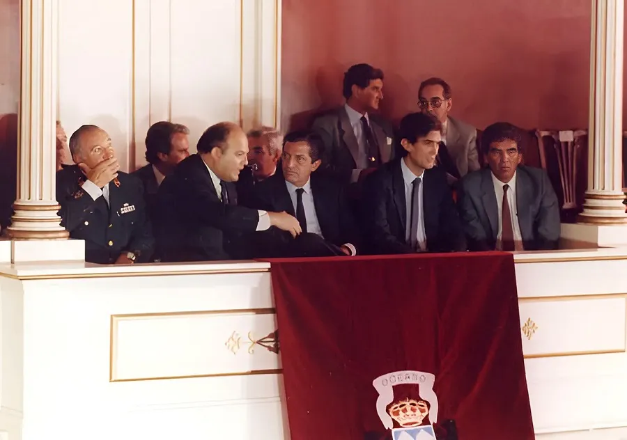 1985-primera-quiebra-tecnica-del-centro-derecha-en-gran-canaria_adolfo-suarez-en-parlamento-de-canarias