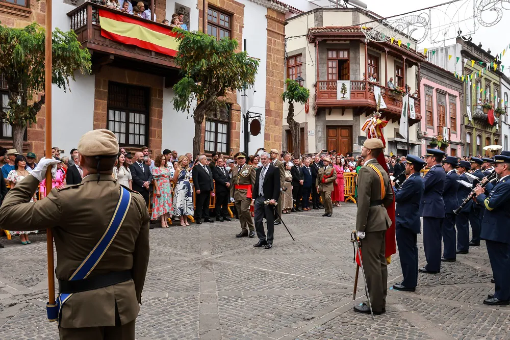 dia-del-pino-en-teror_desfile-militar-santa-misa-y-procesion-de-la-virgen-del-pino_1