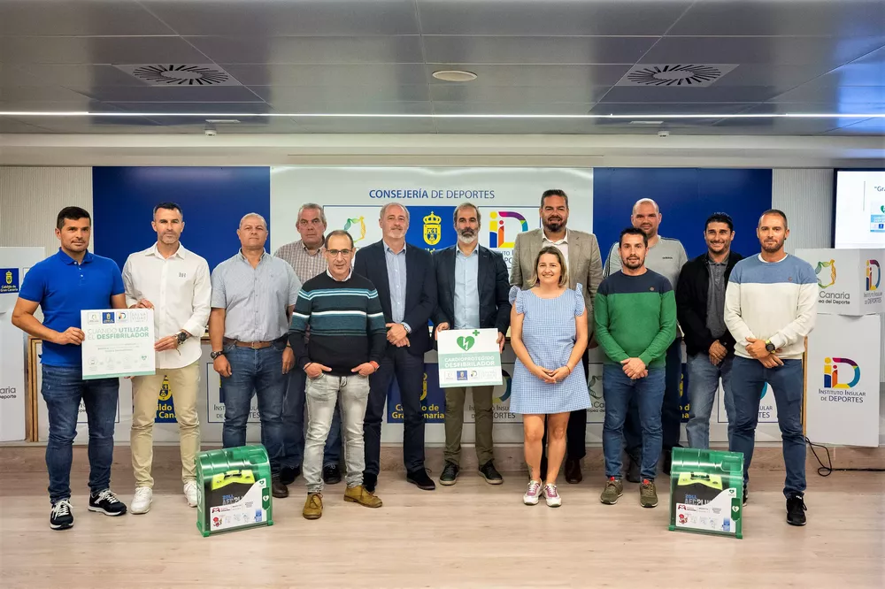 deportes-entrega-desfibriladores-a-los-municipios de-gran-canaria