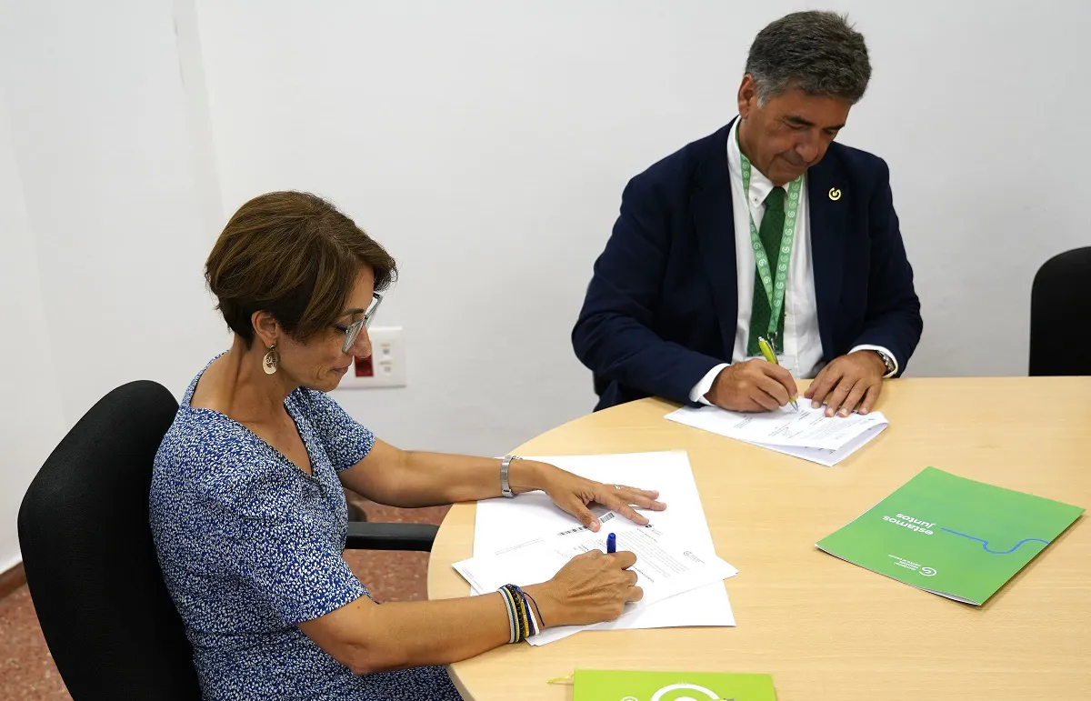 onalia-bueno-frima-convenio-con-asociacion-española-contra-cancer-para-prevencion-cancer-en-mogan