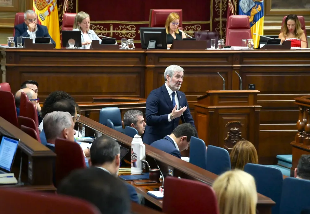 fernando-clavijo-confia-en-que-la-posicion-comun-de-canarias-para-distribuir-a-los-menores-sea-decisiva