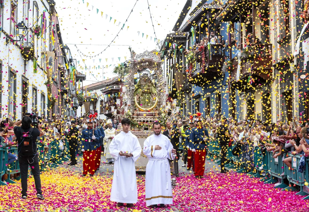 procesion-y-petalada-virgen-del-pino-teror