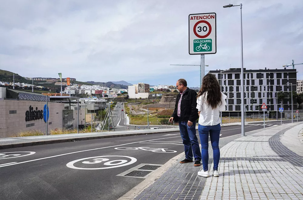 jose-eduardo-ramirez-concejal-movilidad-visitando-ciclocarriles-en-tamaraceite-las-palmas-de-gran-canaria