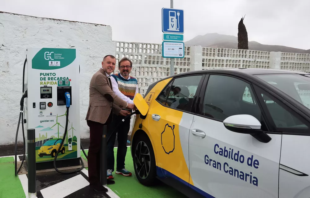 El alcalde de Gáldar, Teodoro Sosa y el coordinador técnico del CIEGC, Raúl García Brink, en el punto de recarga del Parking La Quinta