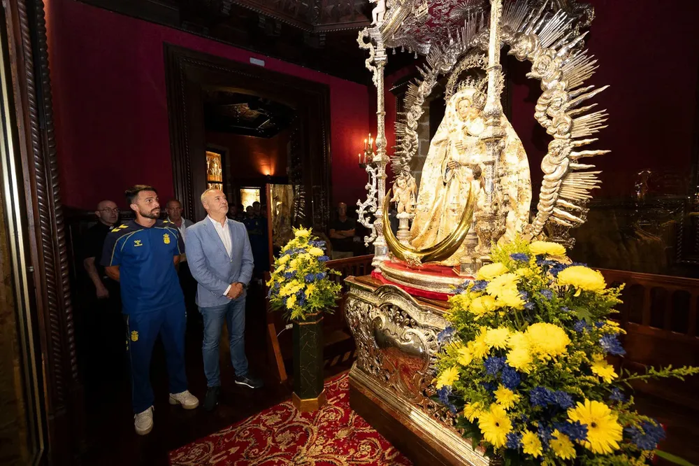 UD-Las-Palmas-visita-a-Virgen-del-Pino-en-Teror