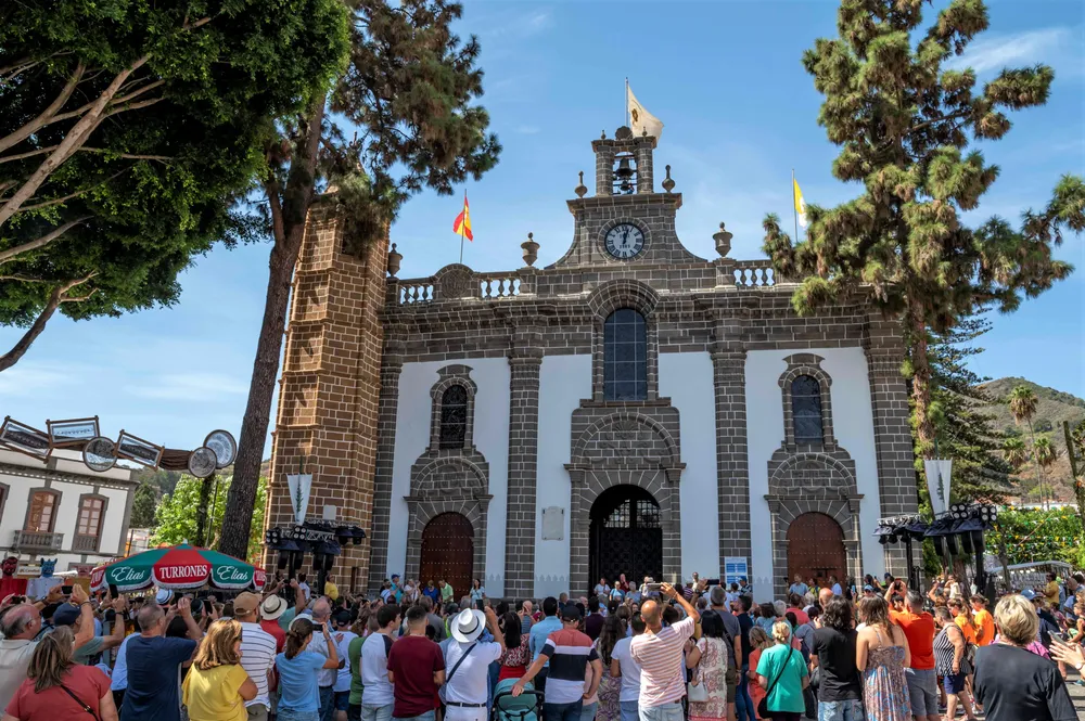 el-pino-teror-I-izado-de-banmdera-I-la-gaceta-noticias-gran-canaria