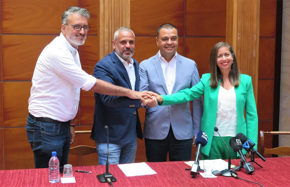 Pedro Rodríguez y Alfredo Gonçalves junto a Sibisse Sosa e Isaac Bolaños tras la firma del acuerdo