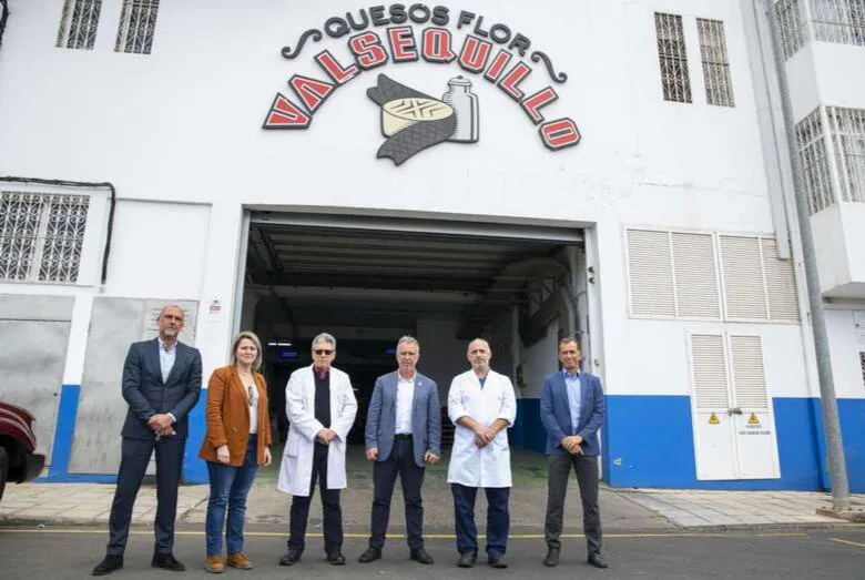 angel-victor-torres-visita-fabrica-quesos-valsequillo