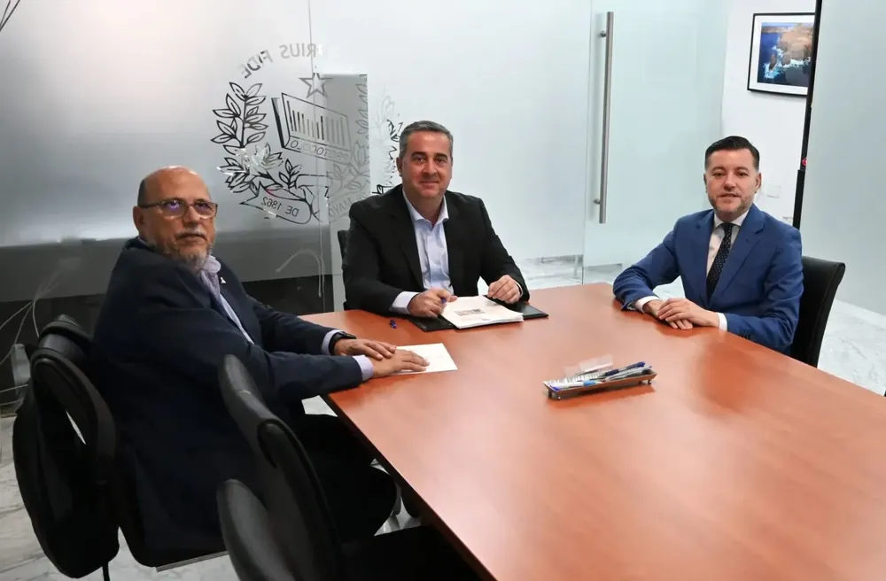 Teodoro-Sosa-y-Jose-Antonio-Lopez-Marmol-en-la-notaria-firmando-la-compra-del-edificio-de-la-once-en-galdar