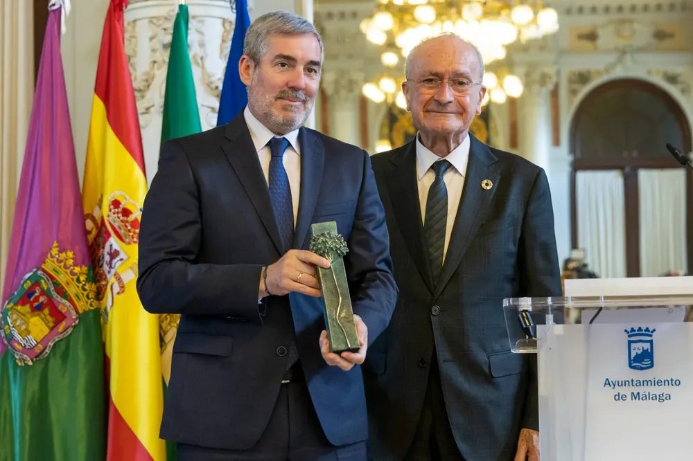 fernando-clavijo-resalta-el-papel-principal-de-canarias-en-el-sector-audiovisual-15-anos-despues-de-declararlo-estrategico_noticias-de-gran-canaria fernando clavijo recogiendo la Biznaga de Plata honorífica concedida por el Festival de Cine de Málaga I noticias de gran canaria