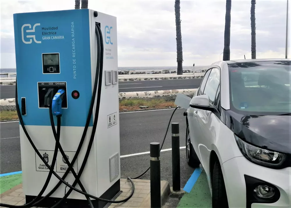 Punto-de-Recarga-de-Vehículos-Eléctricos-(ERVE)-de-la-Fuente-Luminosa