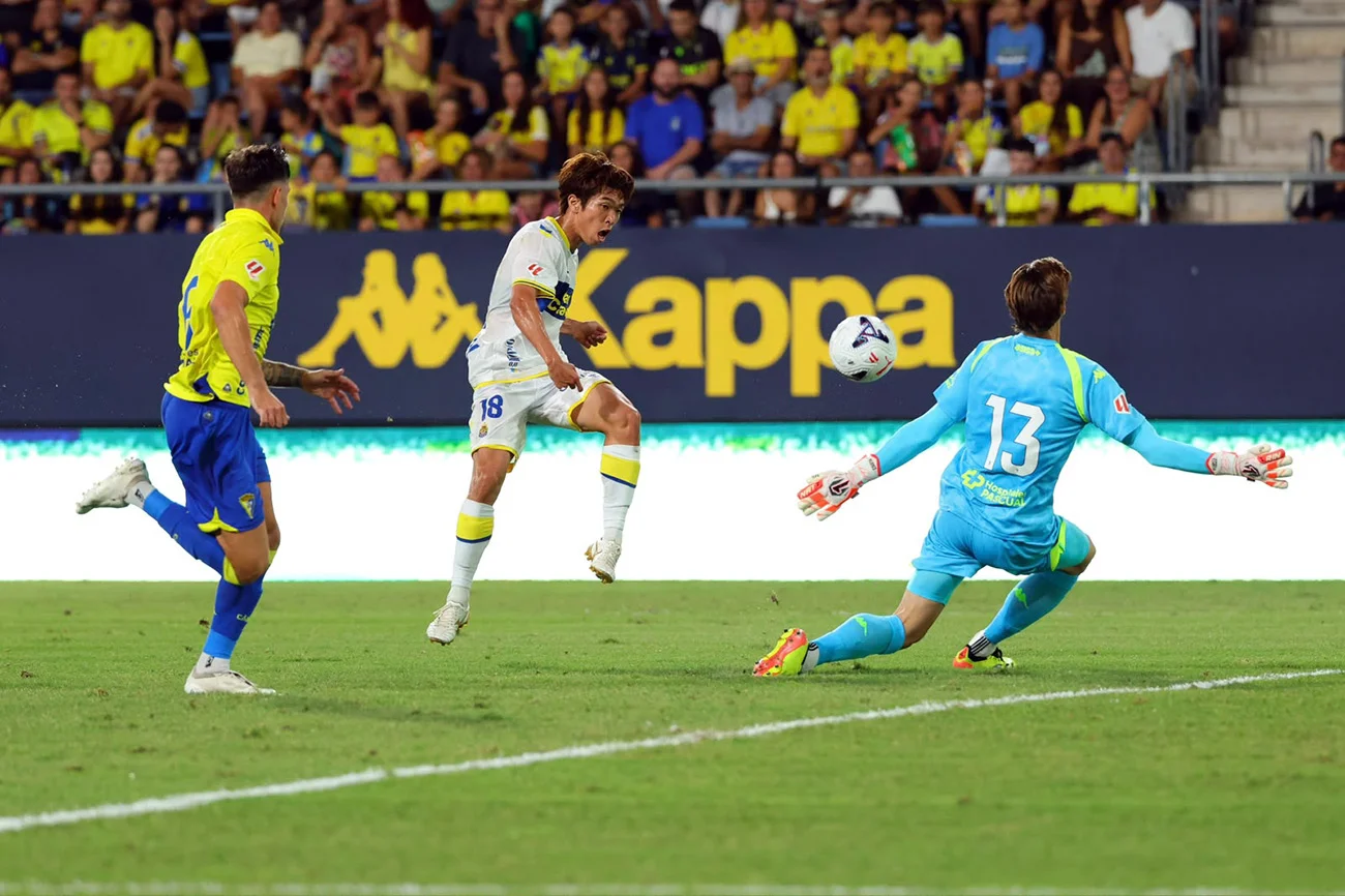 Las-Palmas-remonta-al-Cadiz-y-conquista-su-segundo-Trofeo-Carranza
