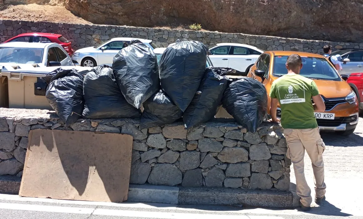 cabildo-ejecuta-una-actuacion-contra-la-basura-que-dejan-las-personas-que-visitan-el-roque-nublo_la-gaceta-de-gran-canaria