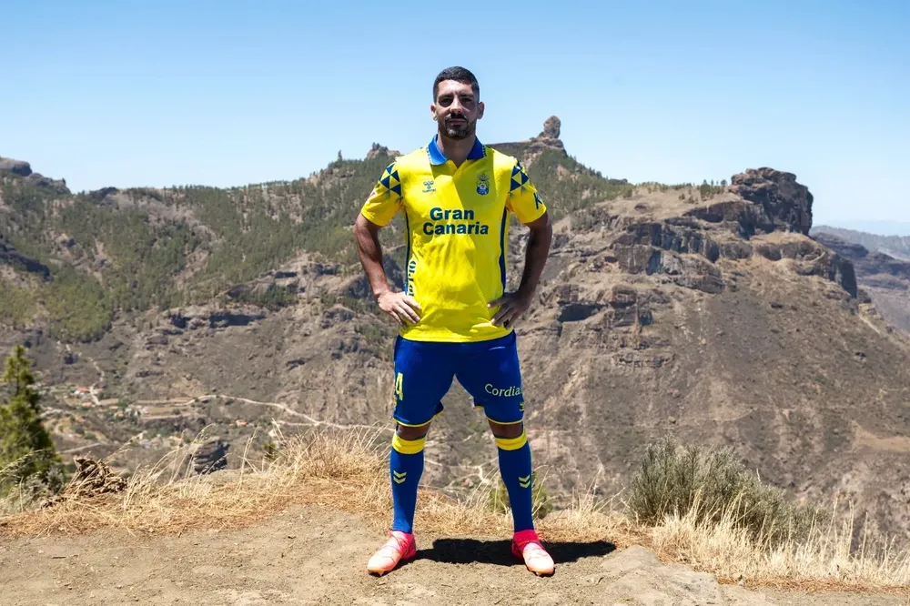 ud-las-palmas-presenta-nueva-camiseta-75-aniversario