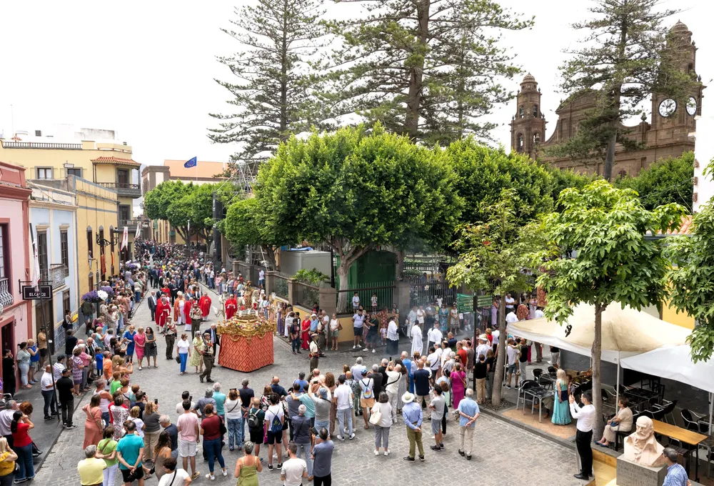 Procesión de Santiago en el entorno de la Plaza