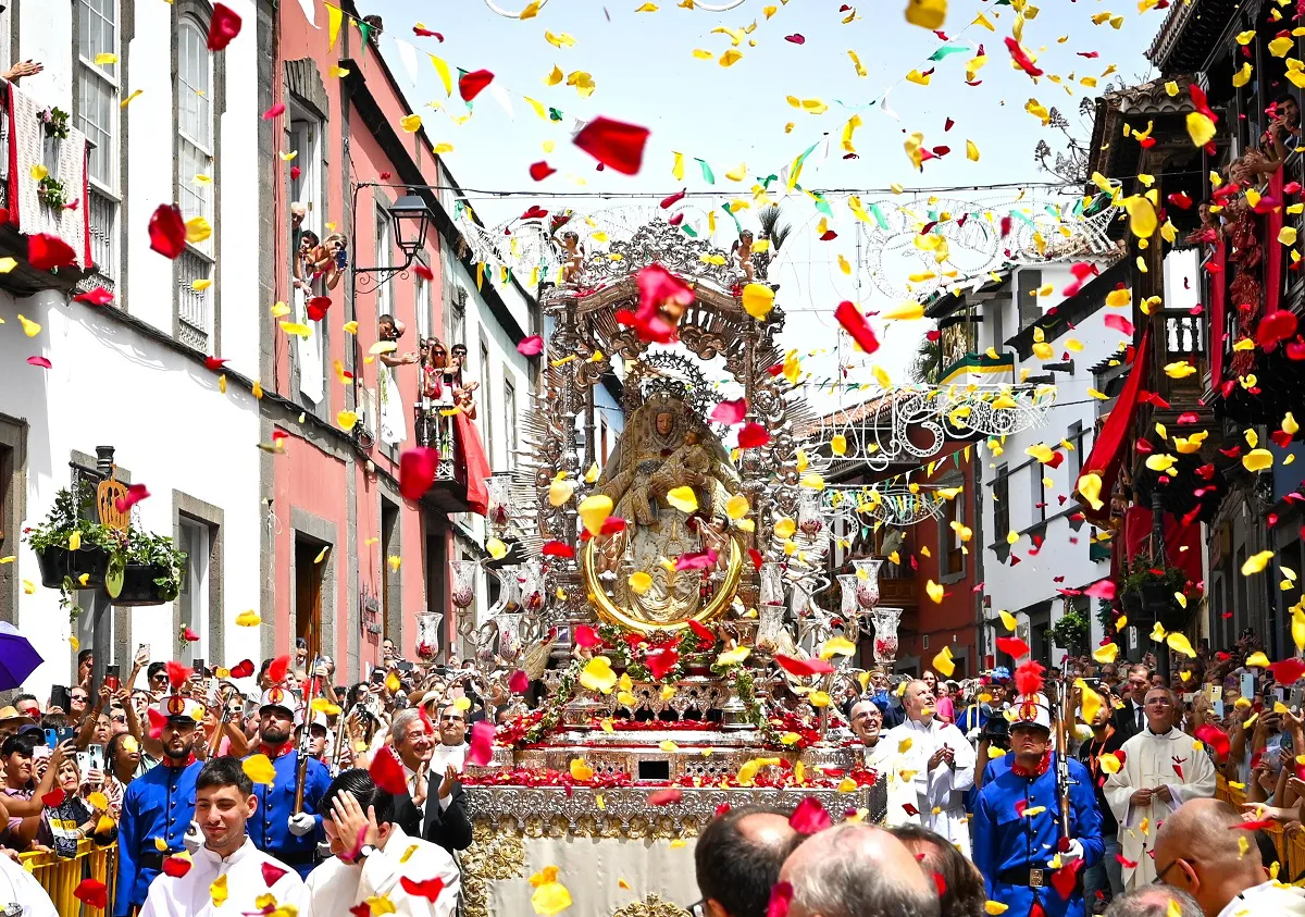 procesion-de-la-virgen-del-pino-en-calle-real-de-teror