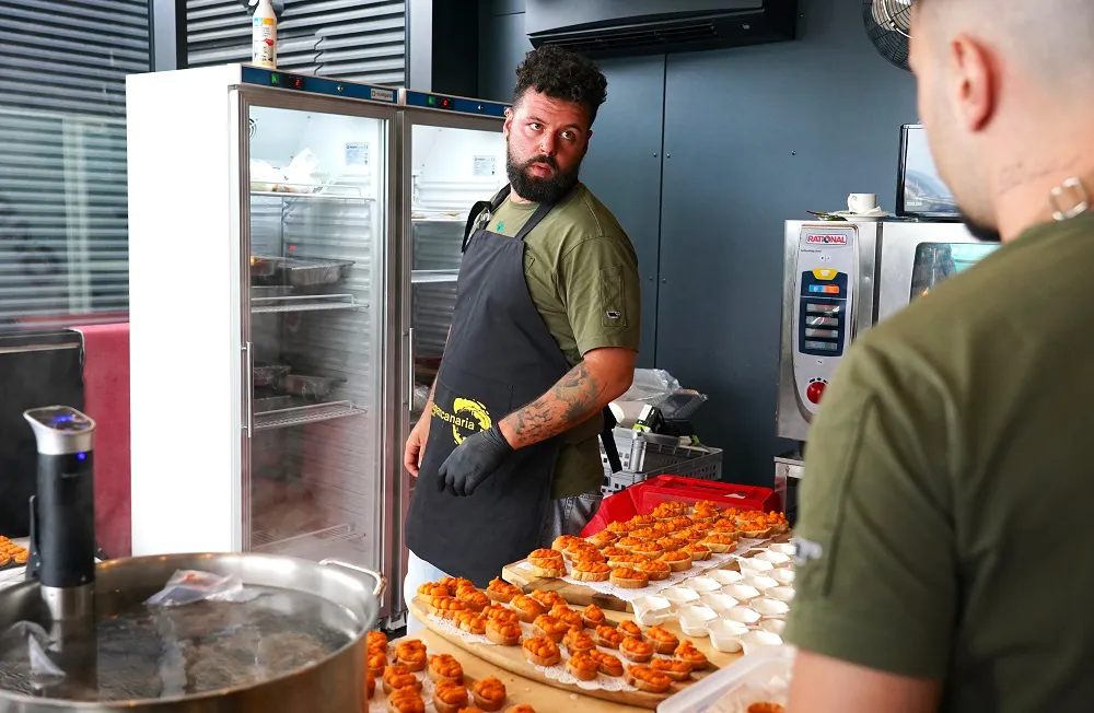 gran-canaria-exhibe-su-gastronomia-en-dia-de-la-tapa-en-polonia_chef-abraham-ortega