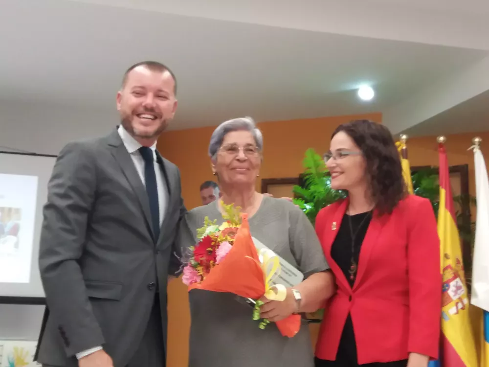 Altagracia Lugo Godoy junto a Teodoro Sosa y la concejala Nuria Vega, en octubre de 2017 durante el reconomiento vecinal