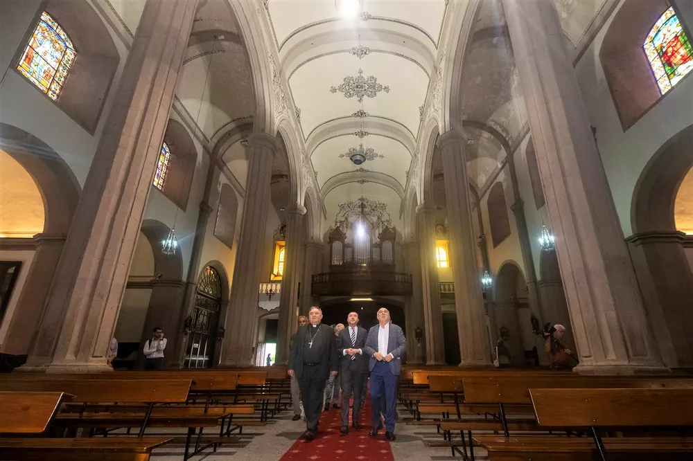 obras-de-restauracion-de-la-iglesia-de-santiago-de-los-caballeros-de-galdar_la-gaceta-de-gran-canaria foto del Presidente del Cabildo de Gran Canaria, Antonio Morales, el obispo de la Diócesis Canariense, José Mazuelos, el alcalde de Gáldar, Teodoro Sosa, y el Director Insular de Patrimonio, Sebastián López, junto a miembros de la Corporación galdense, visitando las obras de restauración que se ejecutan en la iglesia de Santiago de los Caballeros de Gáldar. I La Gaceta de Gran Canaria I Noticias de Gran Can