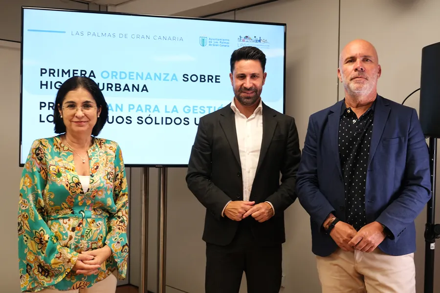 Carolina-Darias-presenta-junto-al-concejal-de-Limpieza-Hector-Aleman-las-principales-lineas-de-la-primera-Ordenanza-de-Higiene-Urbana-de-la-ciudad