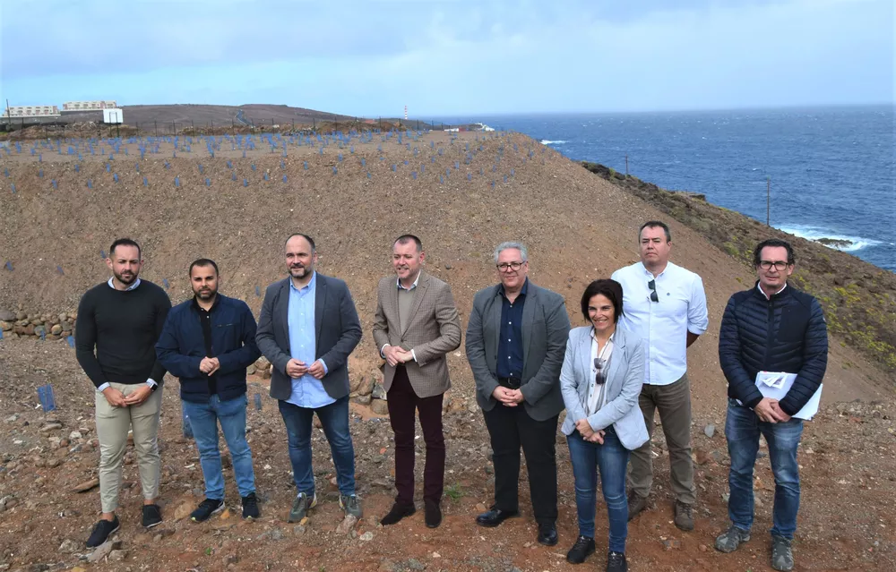 Teodoro Sosa y José Antonio Valbuena, en el centro, en el vertedero ya sellado de El Sobradillo