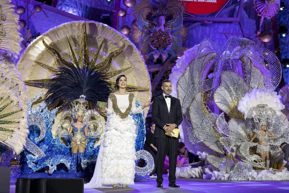 daniel-calero-y-wendy-fuentes-presentadores-gala-reina-carnaval-las-palmas-de-gran-canaria_la-gaceta-noticias-
