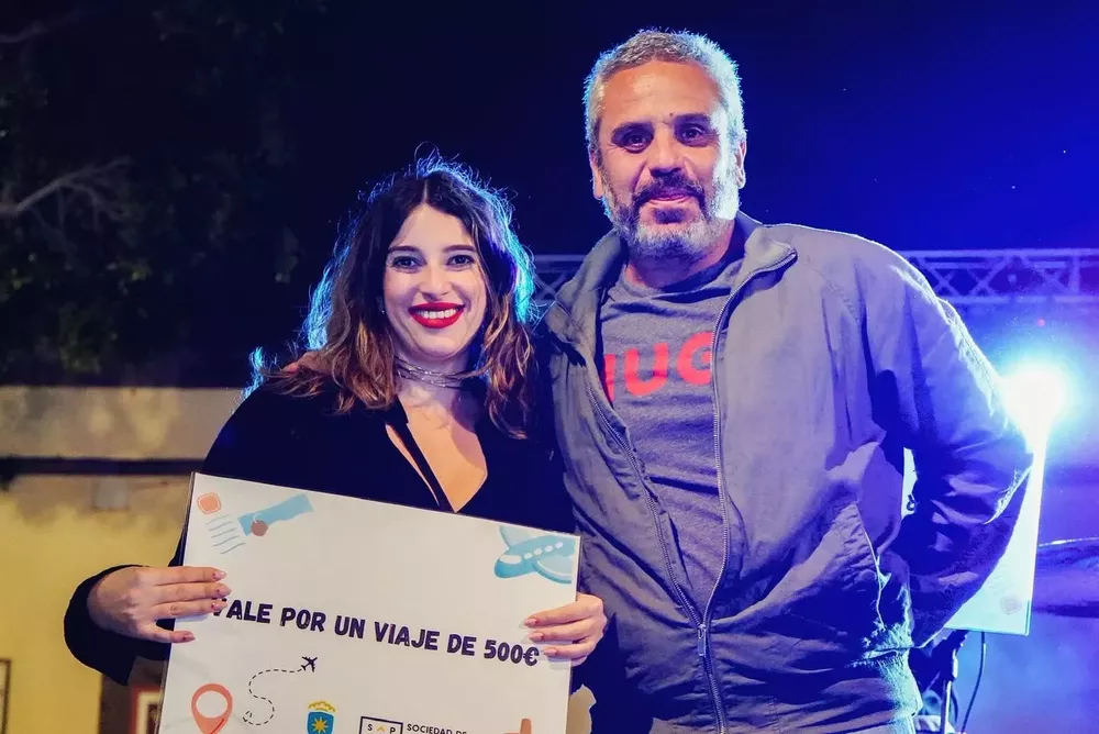 Alfredo Gonçalves entregando uno de los premios de los sorteos