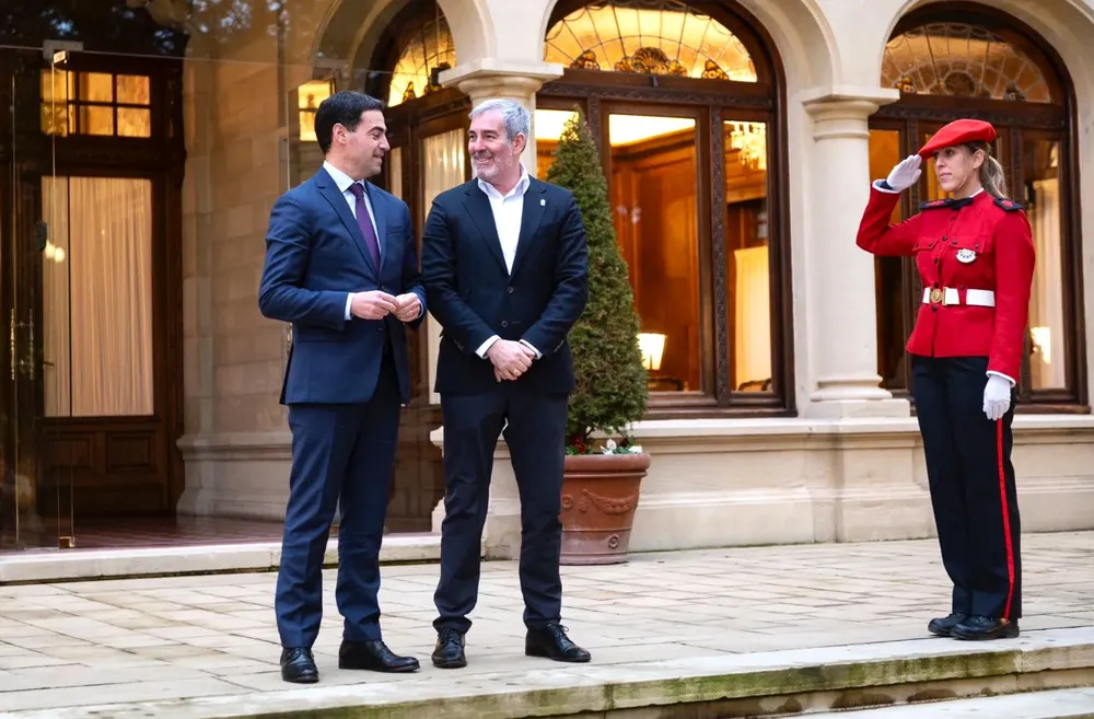 canarias-y-euskadi-defenderan-una-distribucion-extraordinaria-de-menores-no-acompanados Fernando Clavijo junto al lendakari Imanol Pradales en el Palacio de Ajuria Enea, en Vitoria 