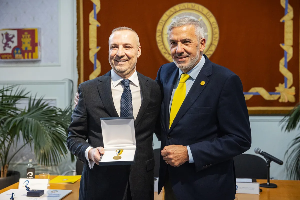 union-deportiva-las-palmas-recibe-medalla-de-la-ulpgc