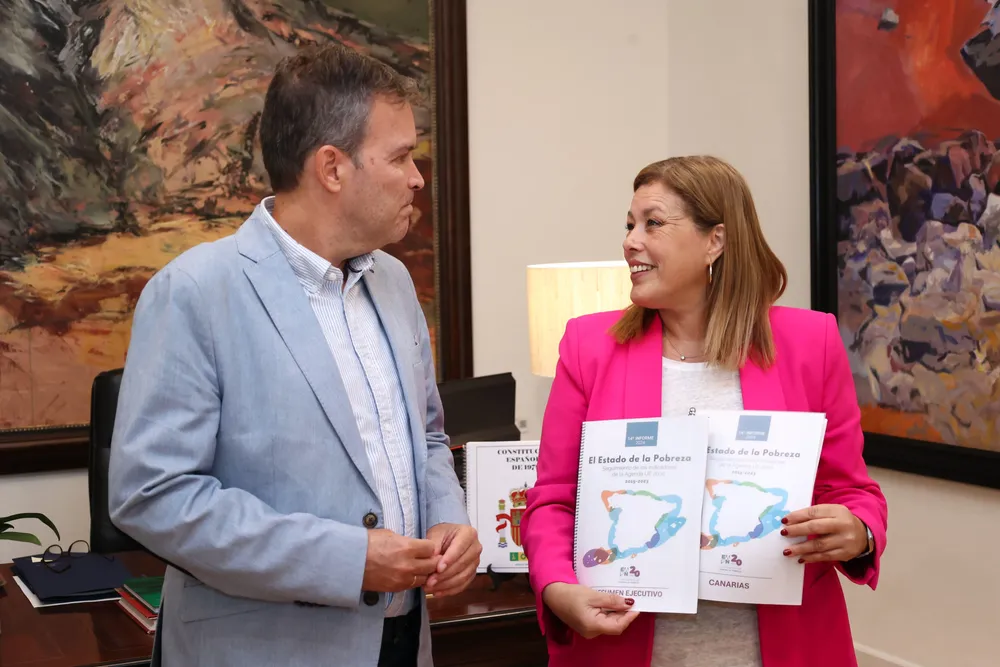 astrid-perez-recibiendo-informe-sobre-pobreza-en-canarias
