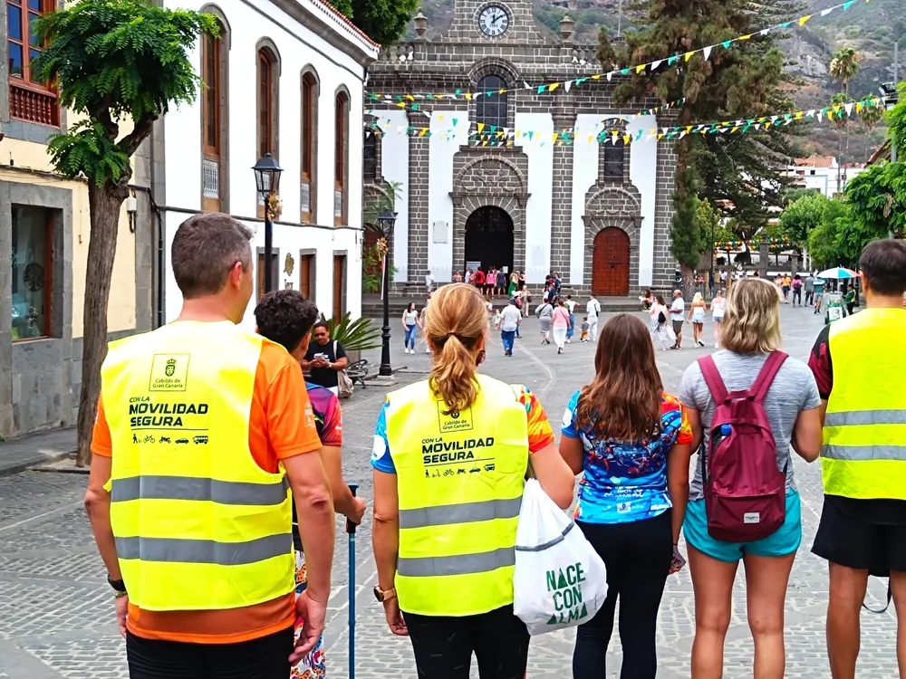 fiestas-del-pino_voluntarios-ante-la-basilica-del-pino-en-teror