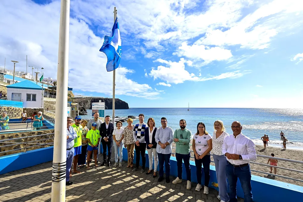 bandera-azul-ondea-en-playa-de-sardina-galdar