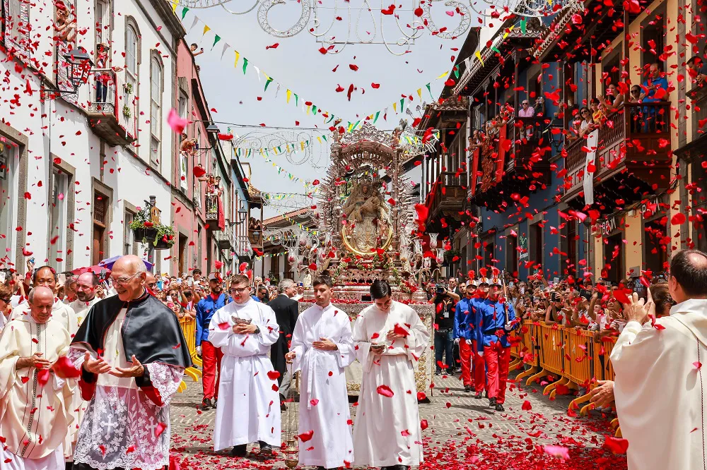 dia-del-pino-en-teror_santa-misa-y-procesion-de-la-virgen-del-pino_6