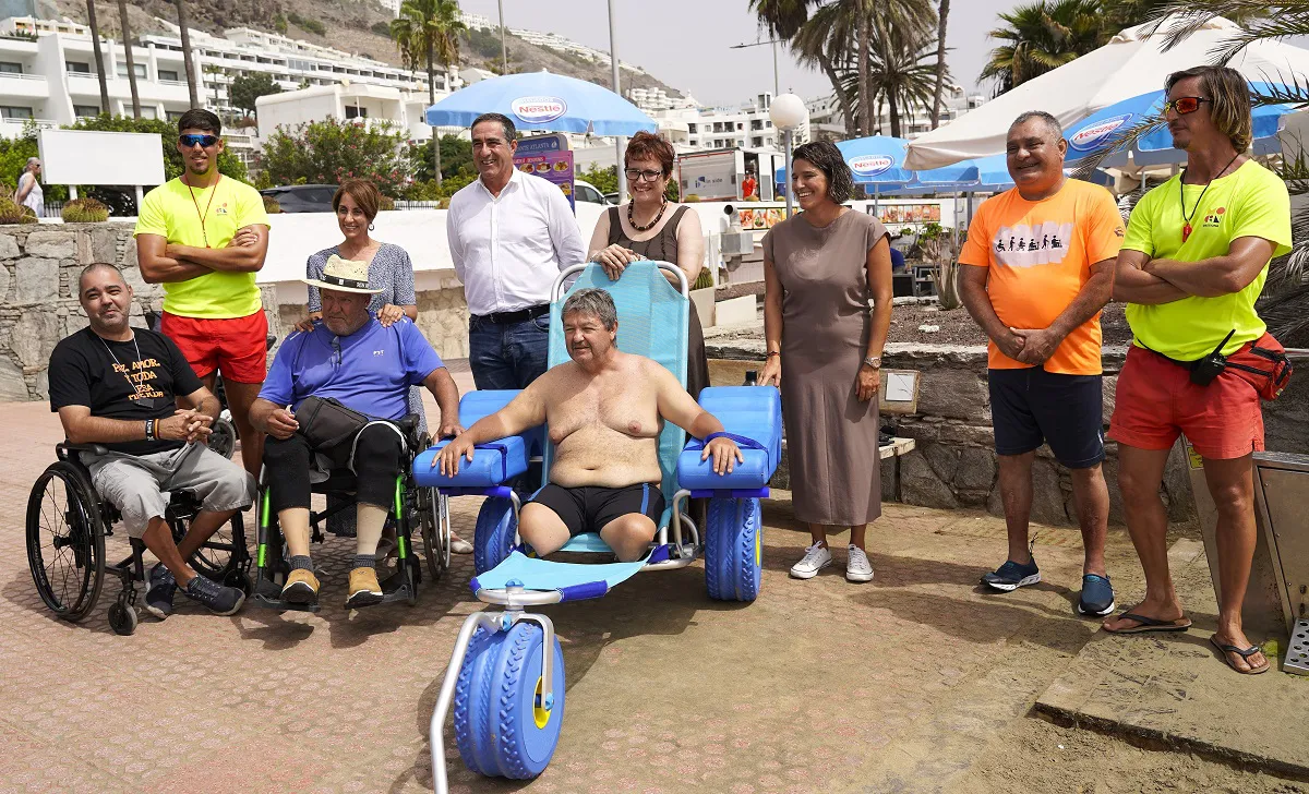 mogan-mejora-accesibilidad-playa-puerto-rico-con-silla-adaptada-personas-movilidad-reducida