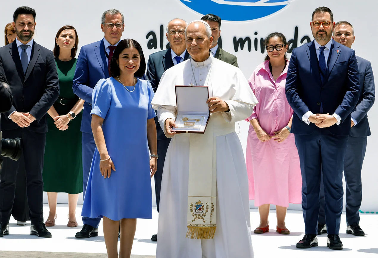 alcaldesa-Carolina-Darias-entrega-Llave-de-Oro-de-Las-Palmas-de-Gran-Canaria-al-Papa-Leon-XIV
