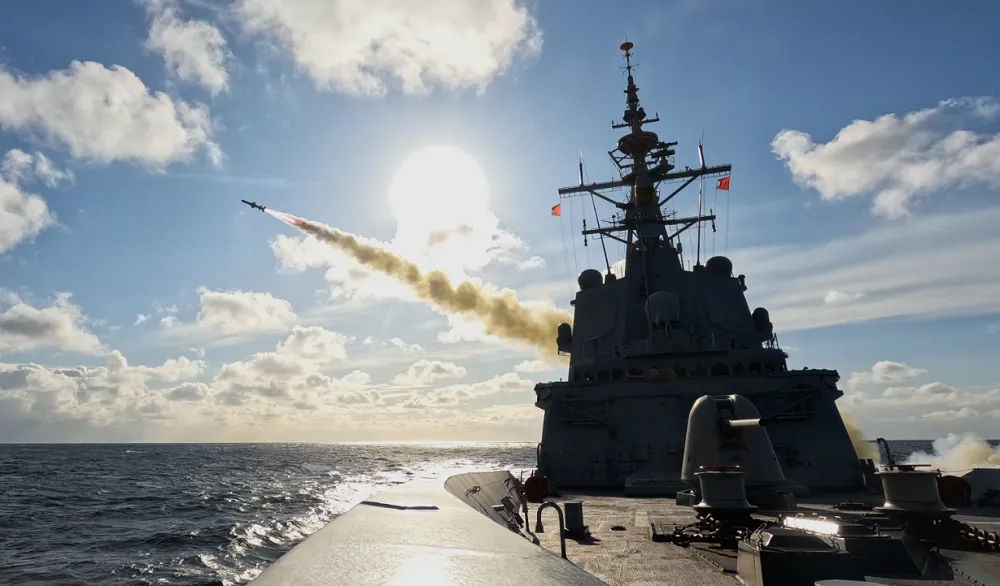 primer-lanzamiento-de-misil-Harpoon-desde-fragata-Cristobal-Colon