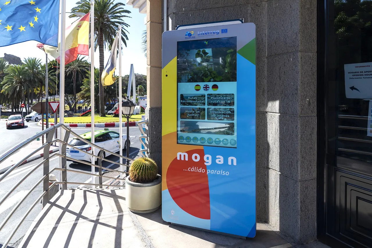 mogan-instala-totems-de-informacion-turistica-interactivos