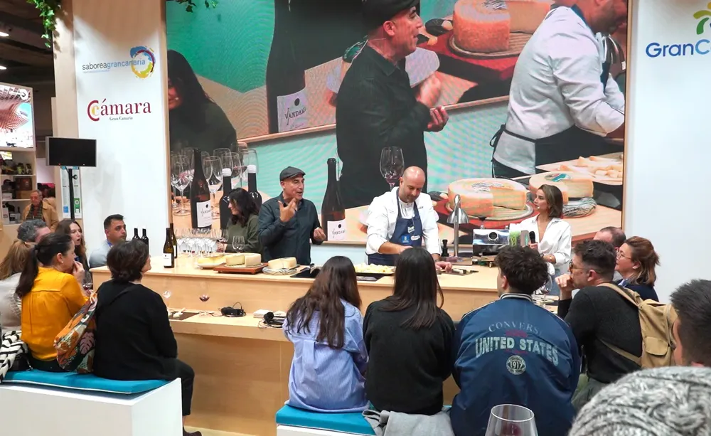 gran-canaria-armoniza-tradicion-y-modernidad-en-madrid-fusion estand de gran canaria en madrid fusion con isidoro jimenez durante una cata de quesos