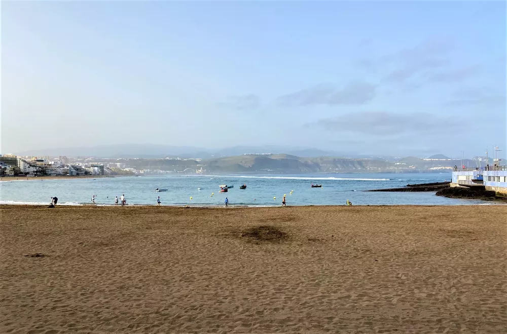 intenso-saneamiento-de-la-arena-de-las-canteras-en-la-puntilla_noticias-de-gran-canaria