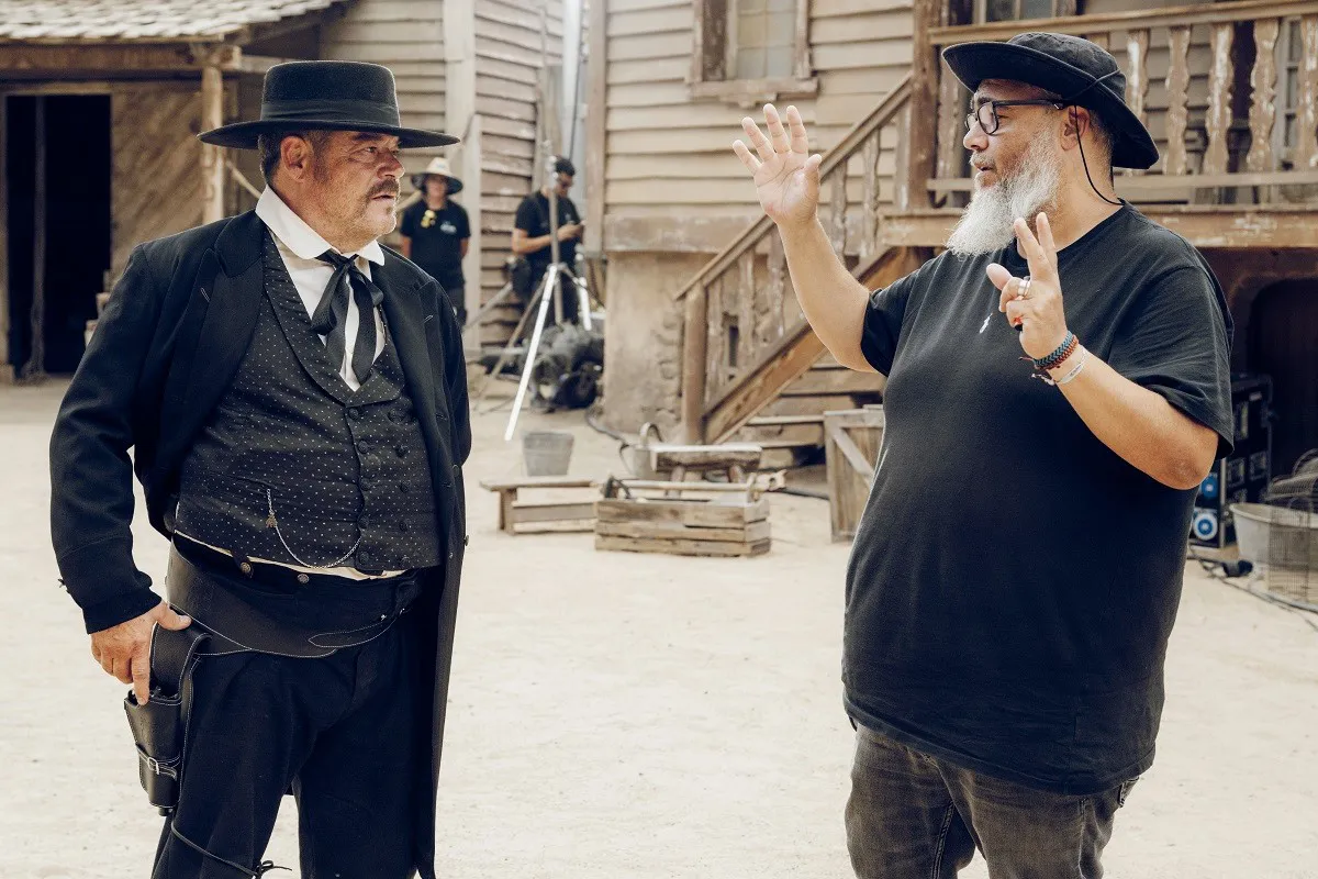 jorge-sanz-rueda-en-gran-canaria-por-un-puñado-de-frases-bajo-la-direccion-de-alejandro-millan jorge sanz y alejandro millan durante el rodaje de la pelicula 'por un puñado de frases' en sioux city, gran canaria